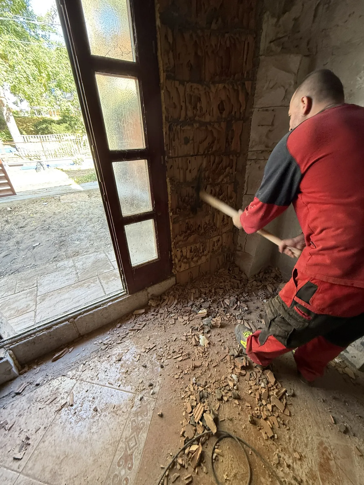 Szakember munka közben egy felújításnál