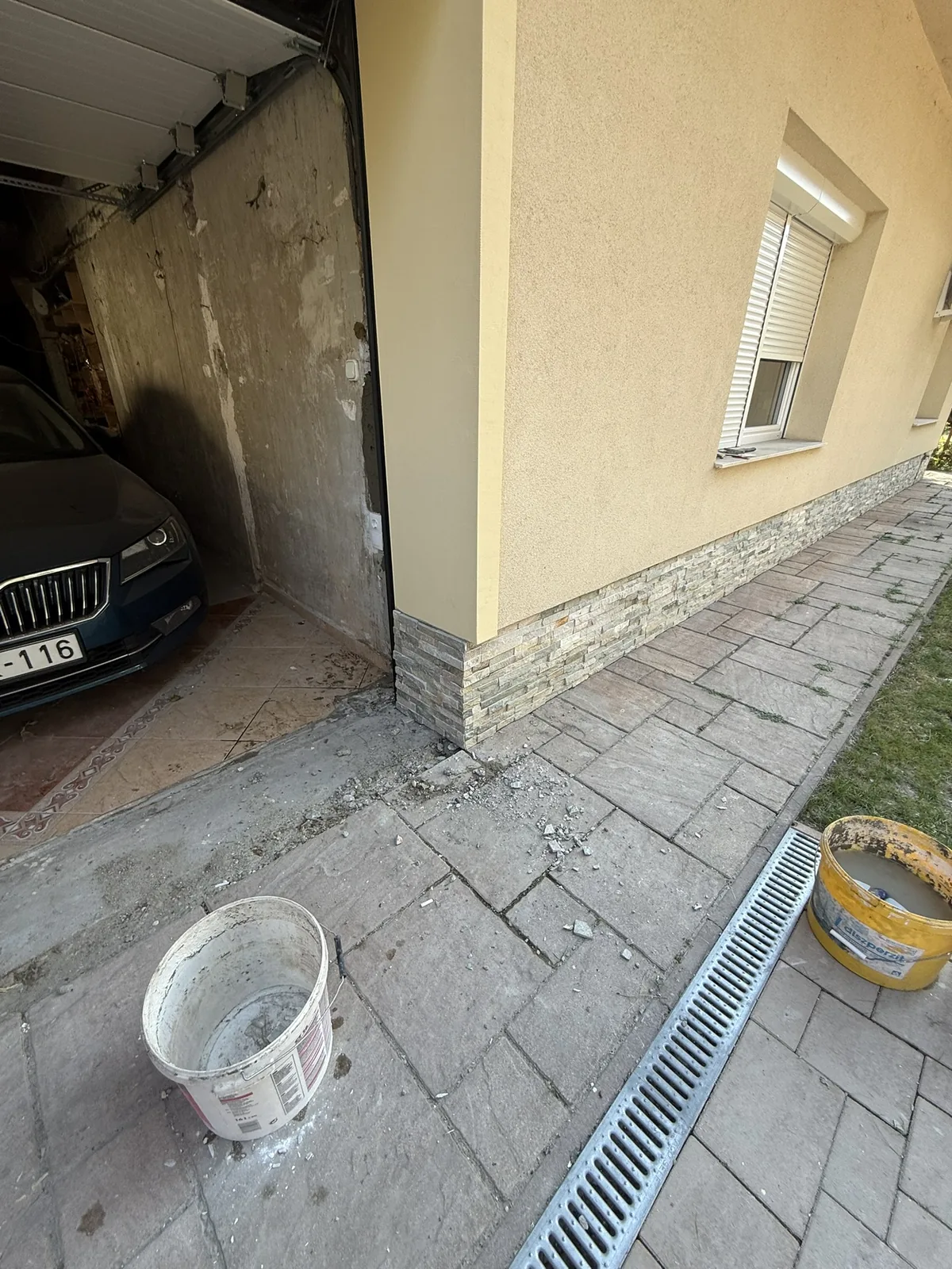 Térkövezett kocsibeálló